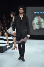 Model walk the ramp for Ashish N Soni Show at Blender_s Pride Fashion Tour Day 2 on 4th Nov 2012 (41).JPG